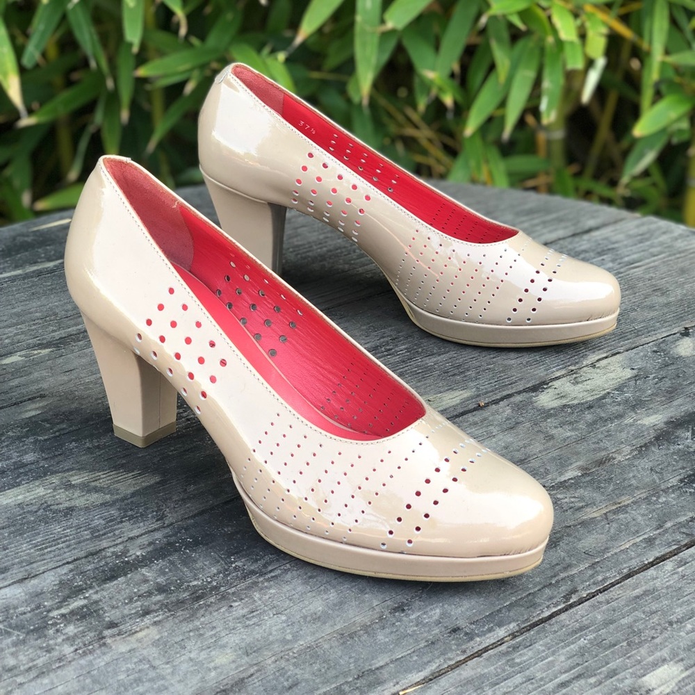 PAS DE ROUGE Nicla Pump Perforated Patent leather